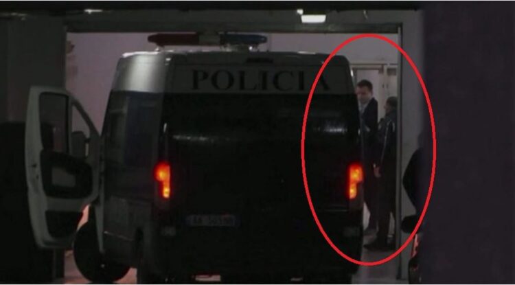 Foto – Momenti kur Veliaj futet në furgonin e Policisë