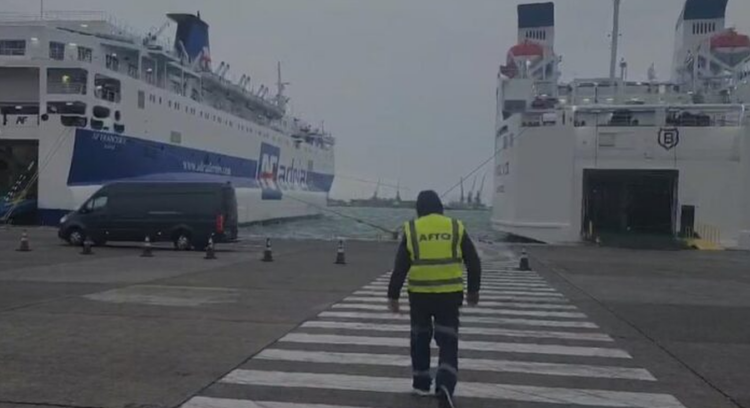 Moti i keq, pezullohet lundrimi i tragetit të linjës Durrës-Bari