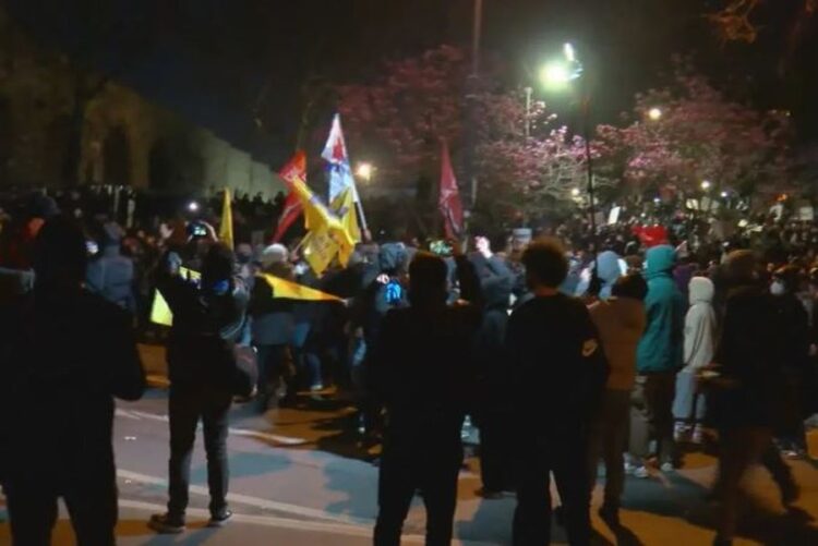 Protesta kundër arrestimit të kryebashkiakut, një tjetër ditë përplasjesh me policinë në Stamboll