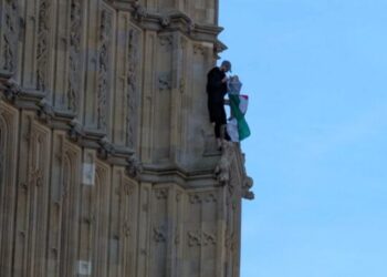 Alarmohen autoritetet britanike, një person ngjitet në kullën e “Big Ben”