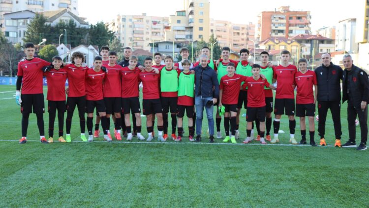 Takim i veçantë, trajneri Silvinjo viziton talentet e “Elite Youth Development Academy”