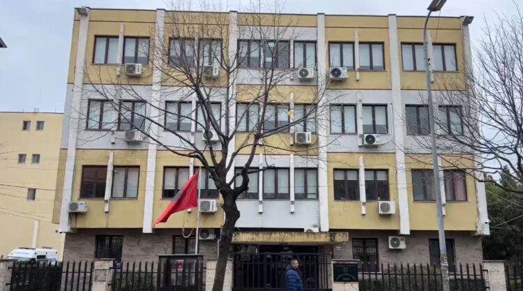 Plagosja e 26-vjeçarit në Laç! Gjykata jep masën e sigurisë për dy të arrestuarit