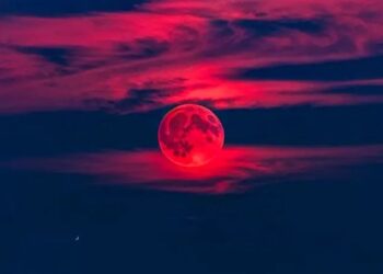Eklipsi i rrallë hënor, ja kur pritet të shfaqet “Hëna e përgjakur”