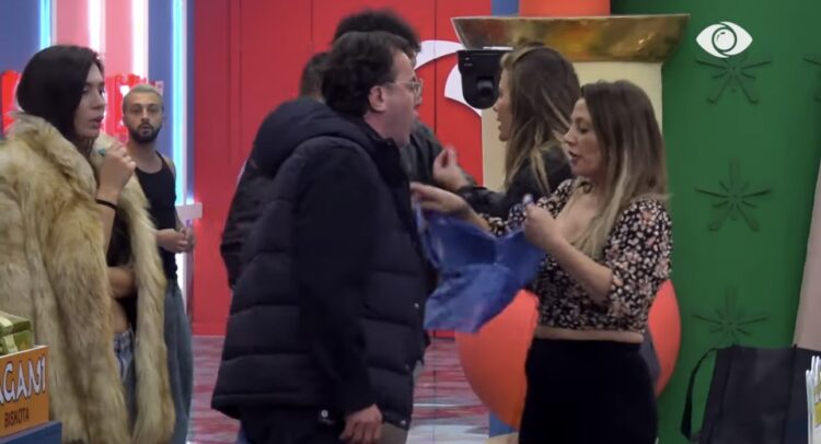 ‘Plas’ keq mes Laertit dhe Gertës: “O karnavale e gazetarisë shqiptare, shpifëse, budallaqe…