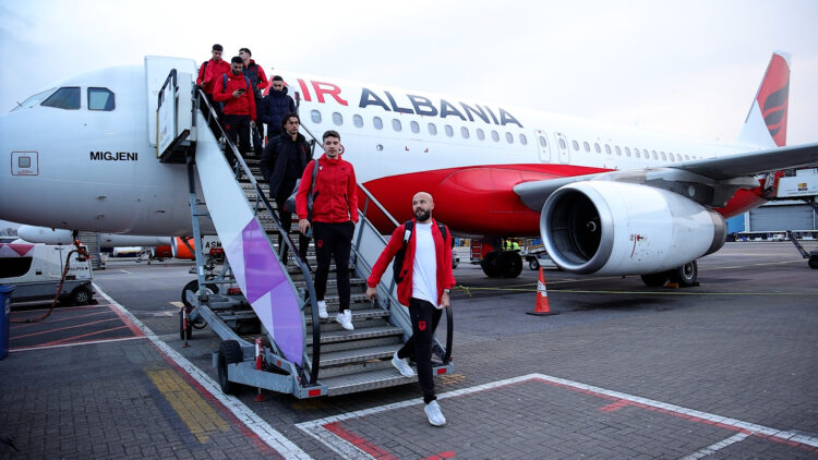 Kualifikueset e Kupës së Botës/ Ndeshja me Anglinë, Kombëtarja shqiptare mbërrin në Londër