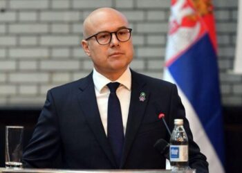 Serbi/ Parlamenti pranon dorëheqjen e kryeministrit, teksa kriza politike përshkallëzohet