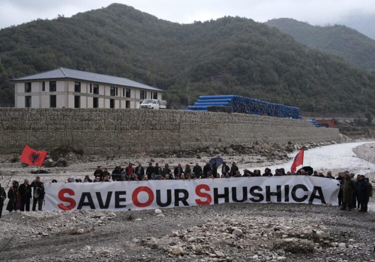 Nuk ju morën për bazë kërkesat/ Punimet në Shushicë rifillojnë pavarësisht protestave të banorëve