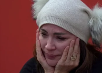 Rozana shpërthen në lot, sheh njeriun e zemrës në shtëpi. Nuk e takon dot