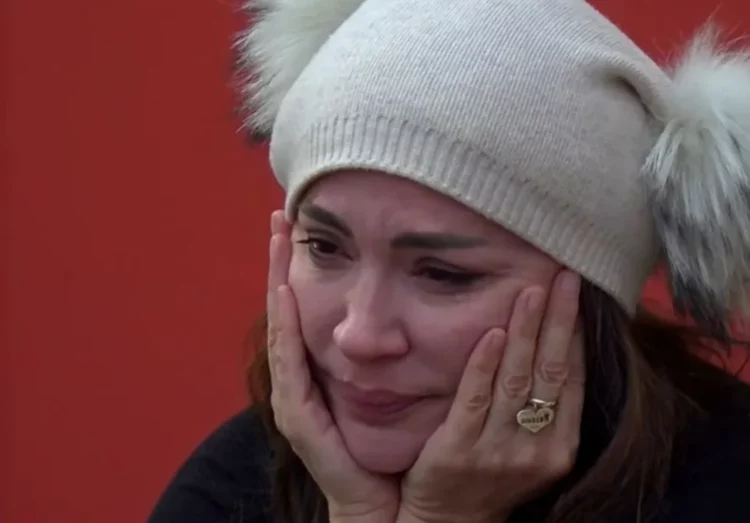 Rozana shpërthen në lot, sheh njeriun e zemrës në shtëpi. Nuk e takon dot