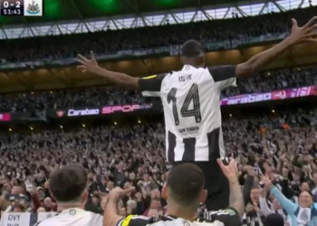 Newcastle fiton trofeun e parë pas 70 vitesh pritjeje, mposhtin Liverpool në finalen e EFL Cup (video)