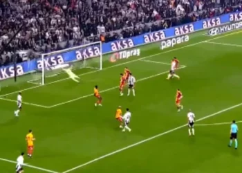 Muçi shënon supergol ndaj Galatasaray-it, por është i pafat! Shqiptari lë kundërshtarin me 10 lojtarë (video)