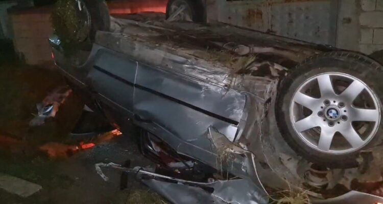 Aksident në Fier–Seman, makina përmbyset pas përplasjes me një karrocë