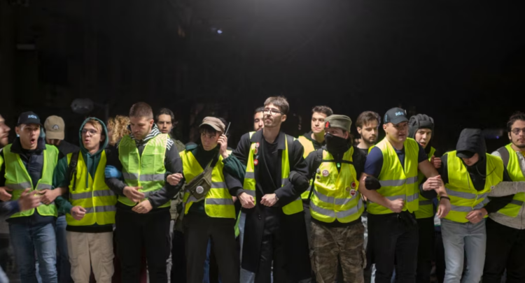 Vuçiç në vështirësi!  Studentët bllokojnë hyrjet e dy televizioneve në Beograd dhe Novi Sad