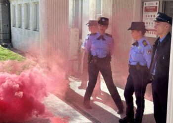 Marshim për “8 Marsin” në Kosovë, gratë sulmojnë me tymuese stacionin e policisë