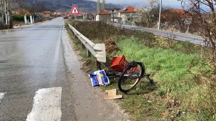 Makina përplas një person me biçikletë në Qafë Plloçë, dërgohet në spital