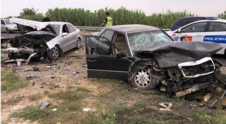 Përplasen dy makina te mbikalimi i Patokut, tre të lënduar përfëndojnë në spital