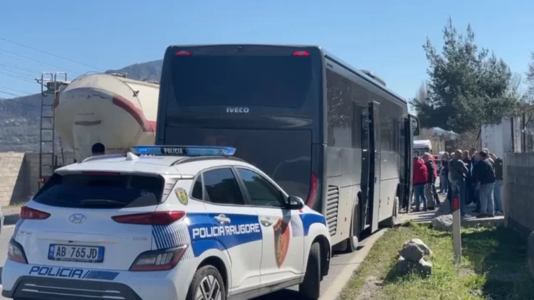 Aksident në Lezhë, autobusi i punonjësve të kampit të Gjadrit përplaset me kamionçinën dhe një makinë