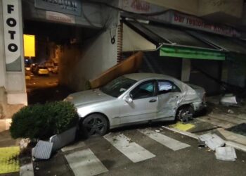 Durrës, e reja humb kontrollin e makinës, përfundon në hyrje të pallatit