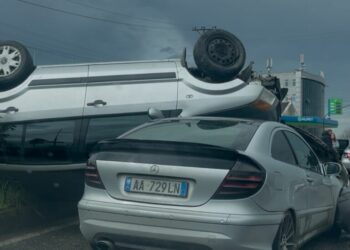 FOTO/ Aksident i trefishtë në Kamëz, një prej makinave përfundon mbi të tjerat