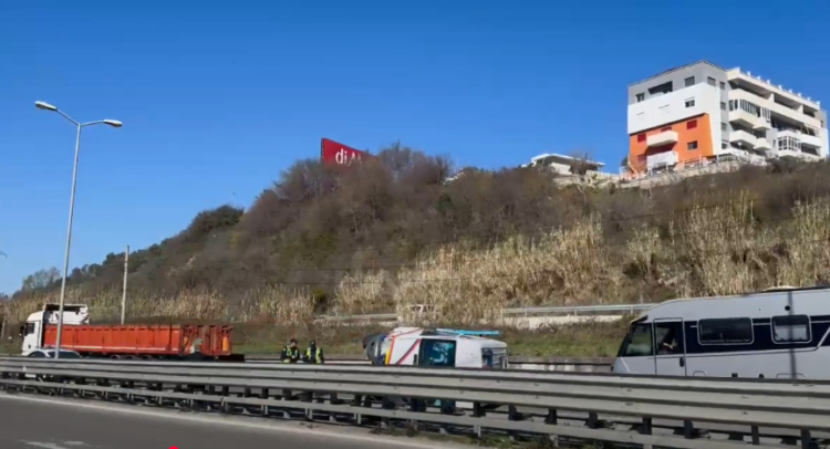 Aksident i rëndë në Durrës,  ambulanca përmbyset me të sëmurin në mes të rrugës