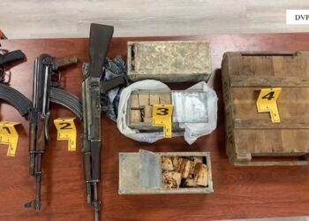 Trafikonin armë drejt Maqedonisë së Veriut, tre të arrestuar në Elbasan (Emrat)