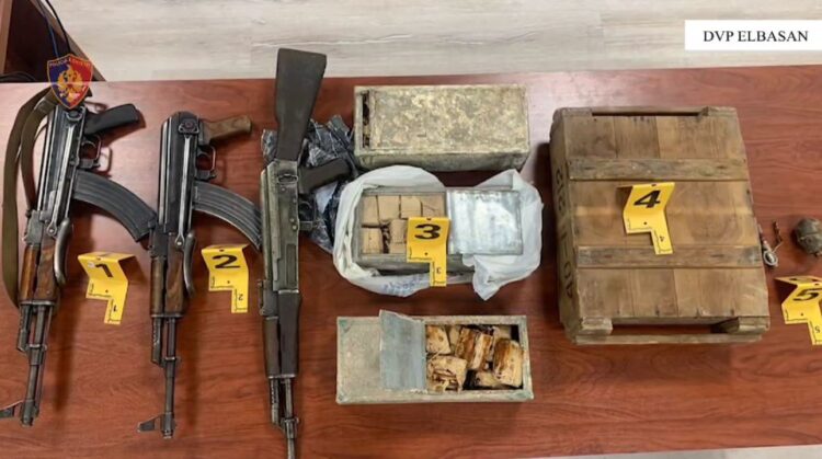 Trafikonin armë drejt Maqedonisë së Veriut, tre të arrestuar në Elbasan (Emrat)