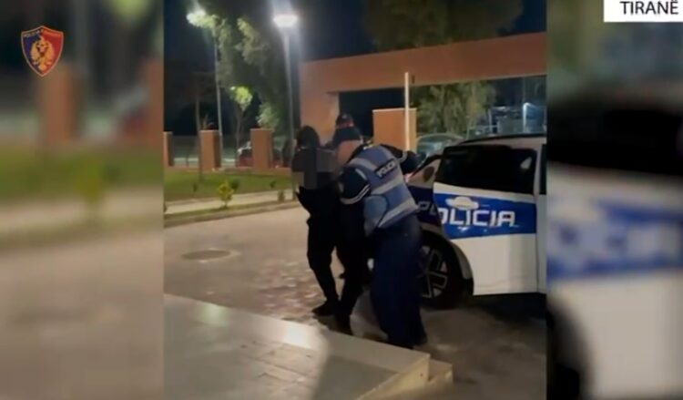 Mbante në banesë dy armë zjarri dhe municion, arrestohet 53-vjeçari në Tiranë (Emri)