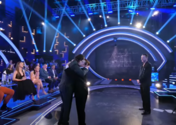 Laerti del nga shtëpia, përlotet bashkë me publikun