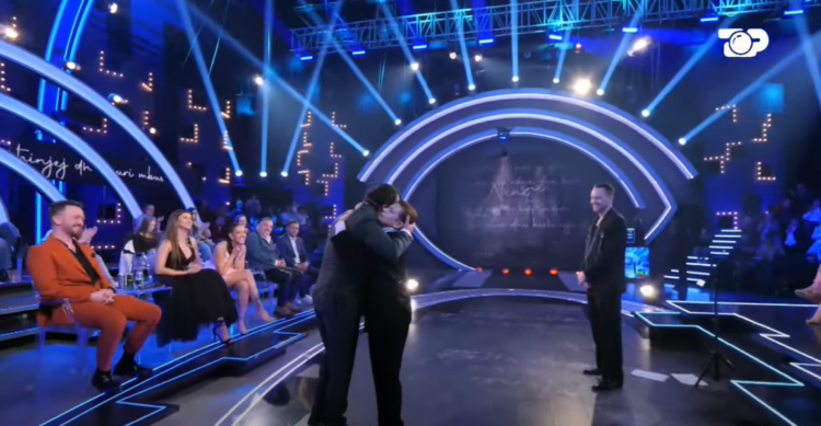 Laerti del nga shtëpia, përlotet bashkë me publikun