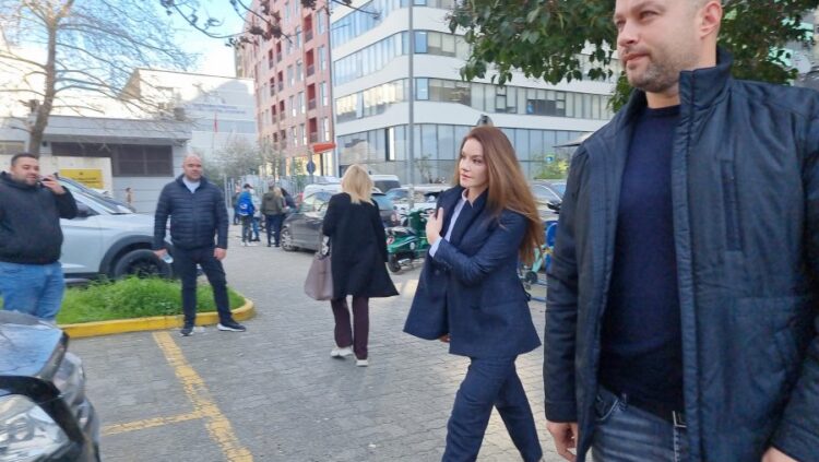 Ajola Xoxa kërkon lirimin e llogarive bankare/ Apeli i GJKKO shtyn seancën