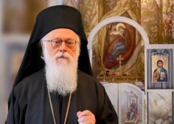 Sot 40 ditë nga vdekja e kryepeshkopit Anastas. Lexohet testamenti: I fal të gjithë ata që e bënë