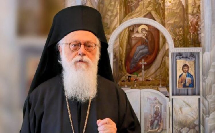 Sot 40 ditë nga vdekja e kryepeshkopit Anastas. Lexohet testamenti: I fal të gjithë ata që e bënë