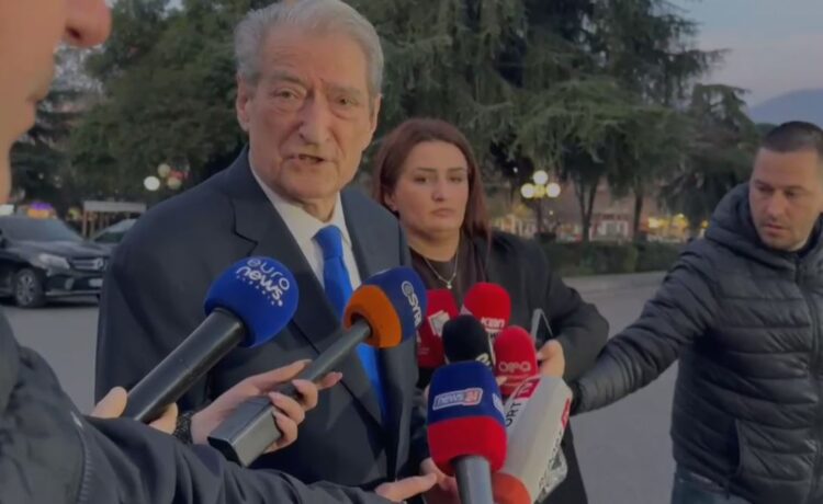 Veliaj nis agjerimin, Berisha e ‘uron’: Zoti ia pranoftë, por paratë e vjedhura duhet t’jua kthejë qytetarëve