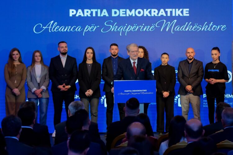 Berisha batuta në prezantimin e koalicionit: Kujtim, jepja mustaqet Ramës se u çmend pas tyre