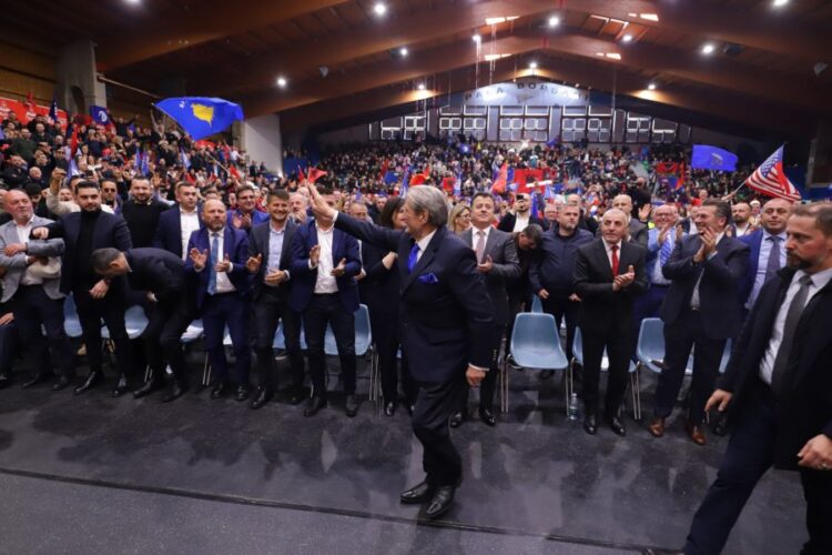 Kryetari i PD, Sali Berisha takohet sot me diasporën shqiptare në Napoli