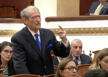 “Kërkoni ndjesë”, Berisha nga Kuvendi: E nderova Andis Harasanin se mbeti socialist, ju rilindasit e përzutë