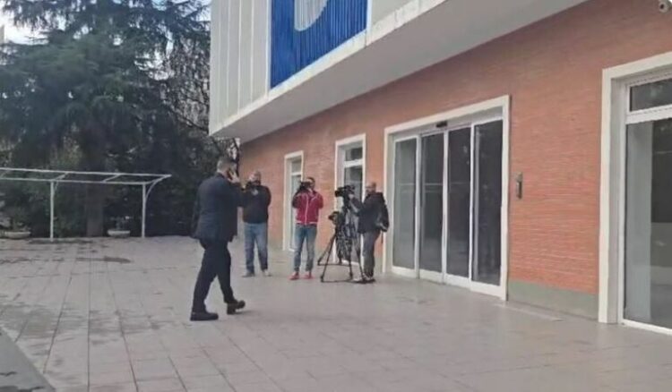 Afati i fundit për dorëzimin e koalicioneve në KQZ, Blushi paraqitet në selinë e PD