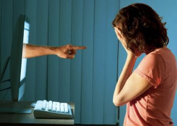 Bullizmi në rrjetet sociale nuk ka moshë, rriten denoncimet edhe ndaj të rriturve