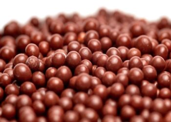 A shkaktojnë vërtet akne çokollatat?