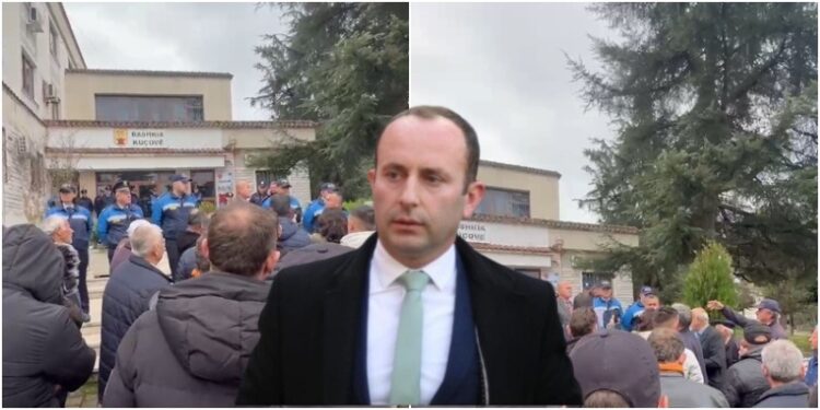 Banorët protestojnë para bashkisë për rrugën e fshatit, kryetari Hajdari nxjerr policët