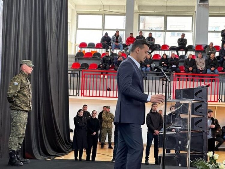 Djali i Hashim Thaçit: Babain nuk e lanë t’i hidhte një grusht dhe mbi varr gjyshit!