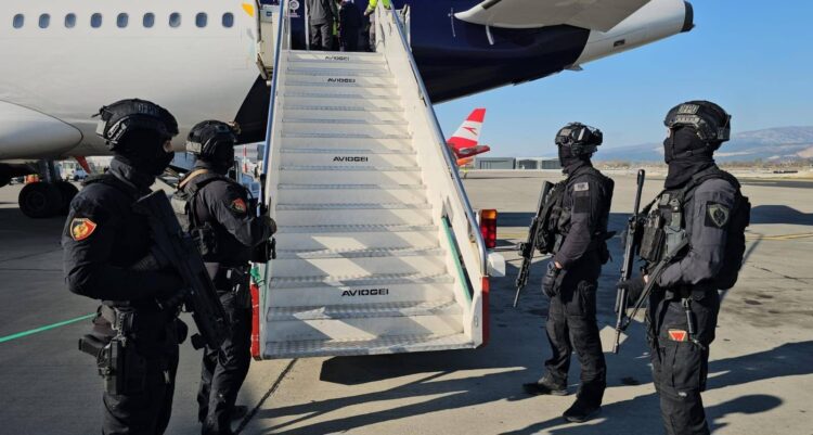 ‘Ushtari’ i bandës së Laert Haxhiut, ekstradohet nga Holanda në Shqipëri 30 vjeçari (Emri)