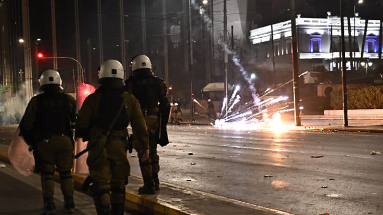 Protestat vijojnë/ Athina sërish në flakë, mijëra grekë rrethojnë Parlamentin