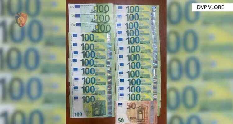 Fusnin në treg euro të falsifikuara, dy të arrestuar dhe një i proceduar në Vlorë (Emrat)