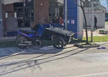 EMRI/ Makina përplas triçiklin në Kukës, vdes 51-vjeçari