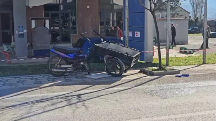 EMRI/ Makina përplas triçiklin në Kukës, vdes 51-vjeçari