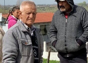 Fier/ 70 familje të komunitetit rom firmosin peticion: S’kemi rrugë, ujë e drita