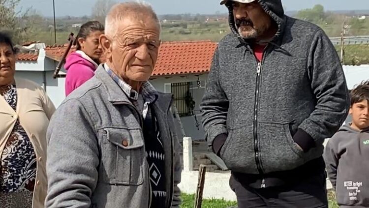 Fier/ 70 familje të komunitetit rom firmosin peticion: S’kemi rrugë, ujë e drita