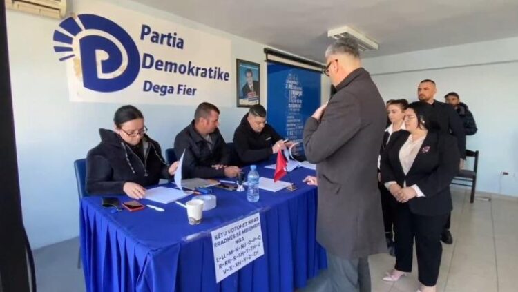 Primaret e PD/ Nis votimi në degën e Fierit, garojnë 22 kandidatë