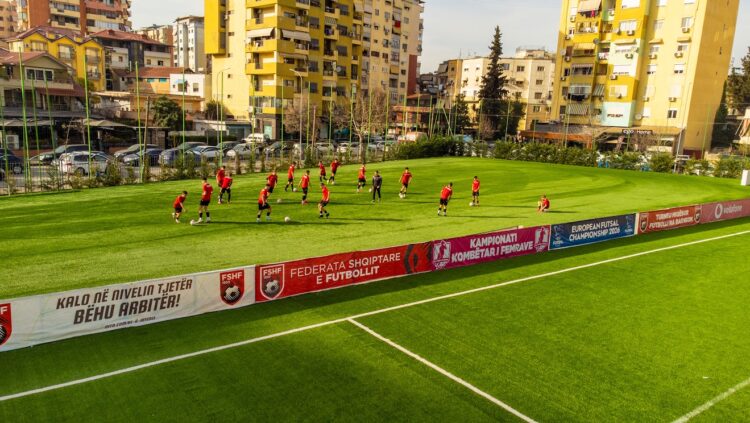 FSHF përfundon mini-fushën e re me bar artificial në “Shtëpinë e Futbollit”